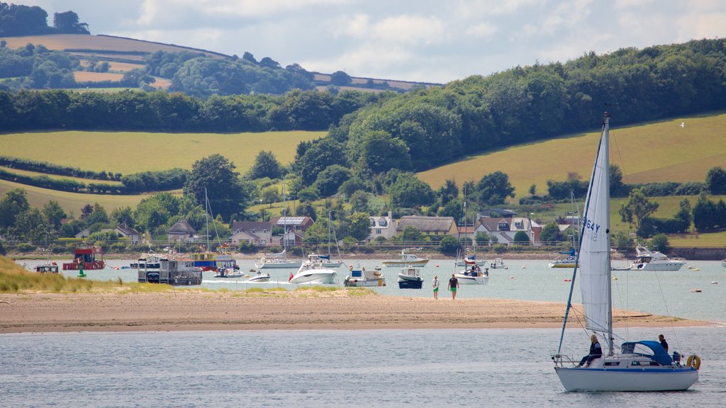 Exmouth ofreciendo paseos en lancha, una ciudad costera y una playa