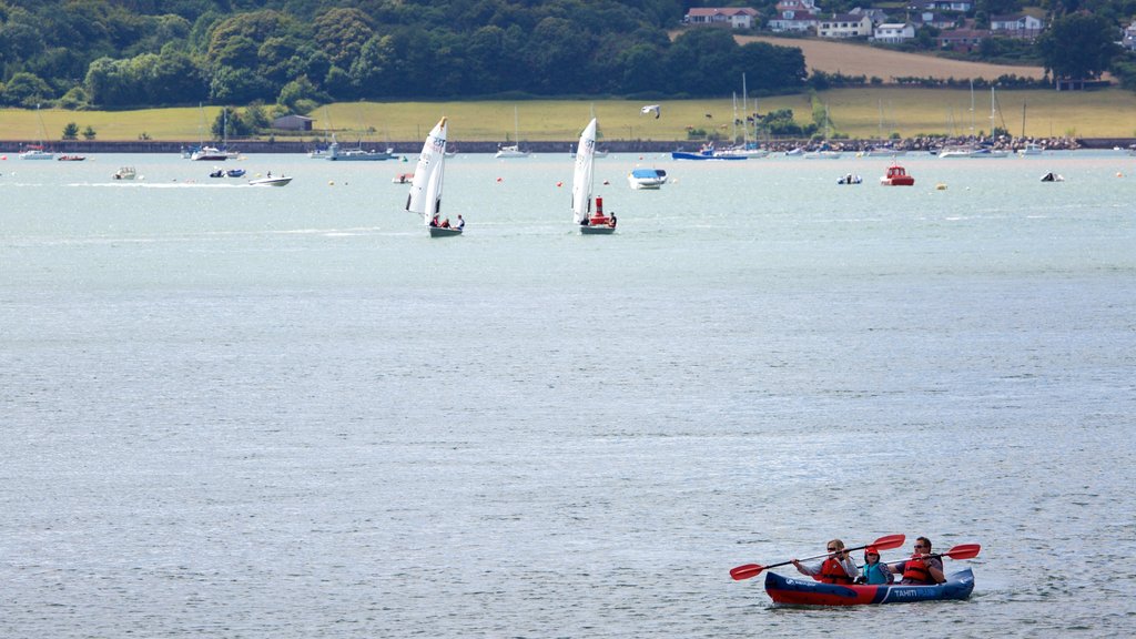 Exmouth que incluye botes, kayaks o canoas y vista general a la costa