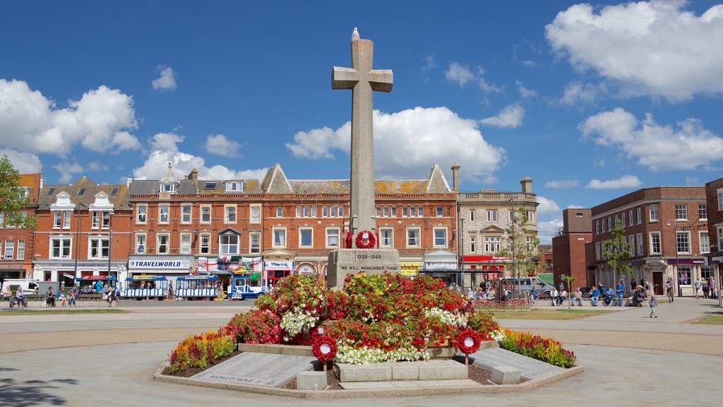 Exmouth toont historische architectuur, een plein en bloemen