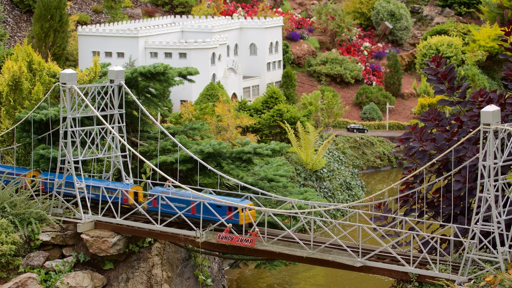 Babbacombe Model Village and Gardens mostrando um jardim, uma ponte e itens de ferrovia