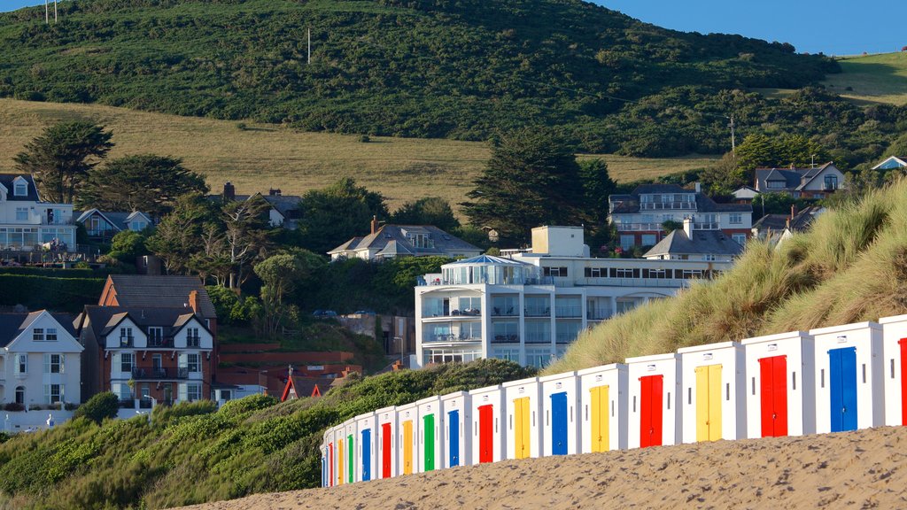 Woolacombe caracterizando uma praia de areia e uma cidade litorânea