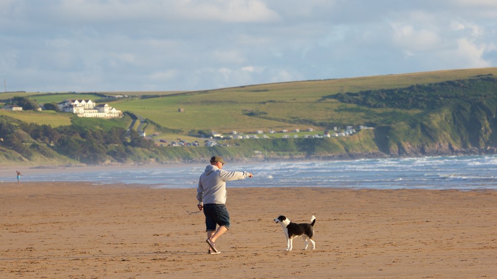 Woolacombe que inclui uma praia de areia assim como um homem sozinho