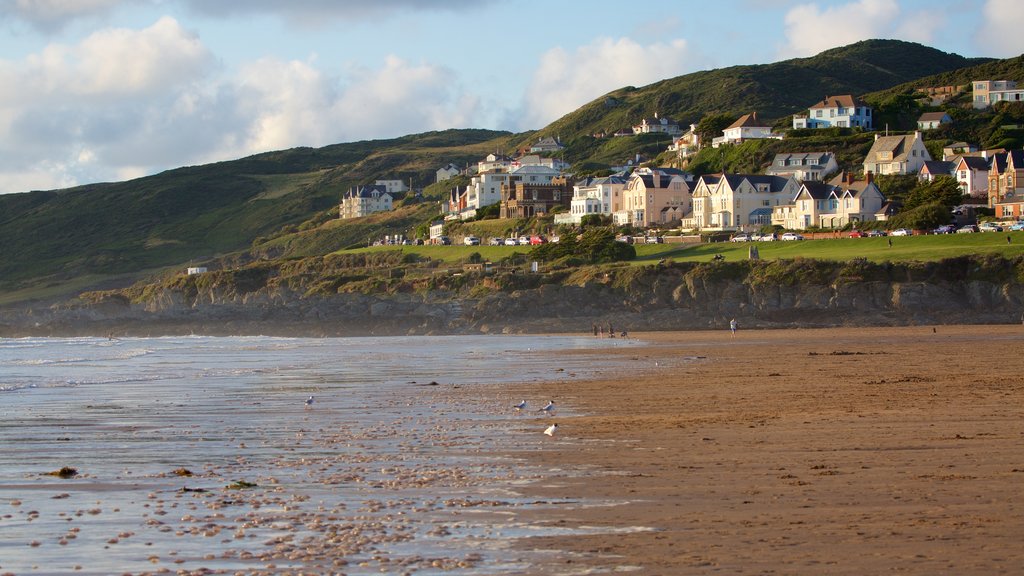 Woolacombe montrant plage de sable et ville côtière