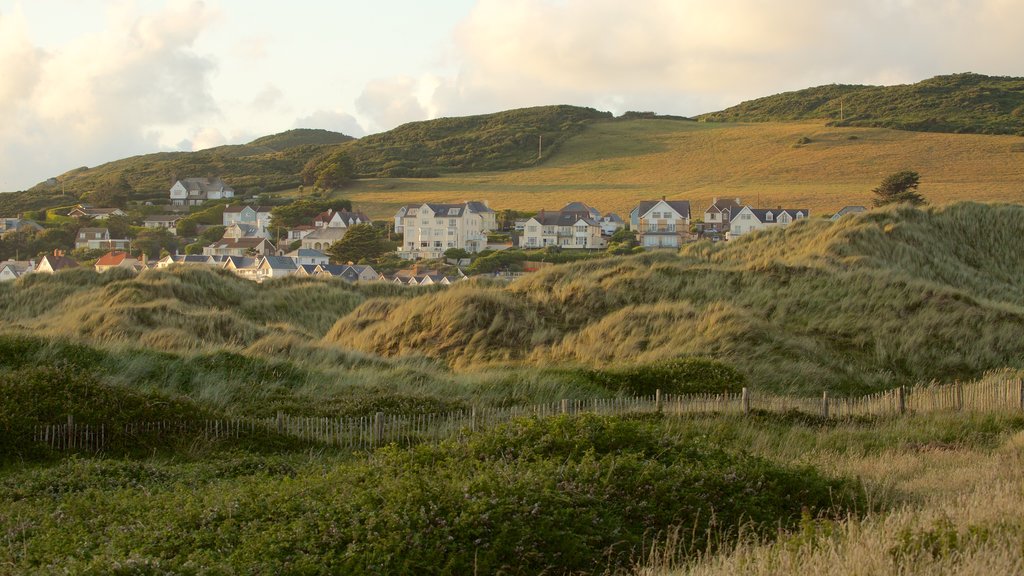 Woolacombe toont vredige uitzichten, algemene kustgezichten en een kuststadje