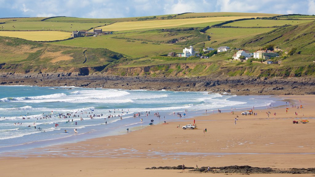 Croyde que incluye una playa de arena, vista panorámica y costa rocosa