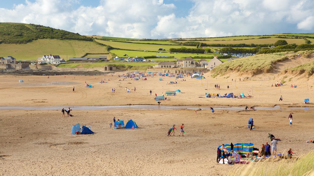 Croyde caracterizando paisagem, uma praia de areia e uma cidade litorânea