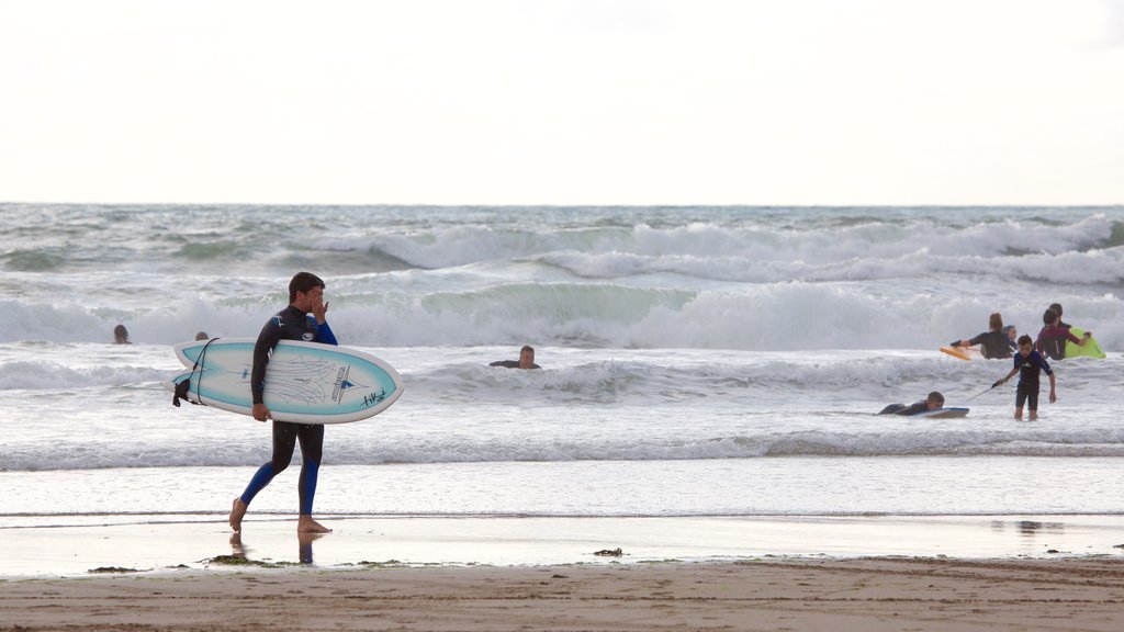 Croyde mostrando una playa de arena, surf y olas