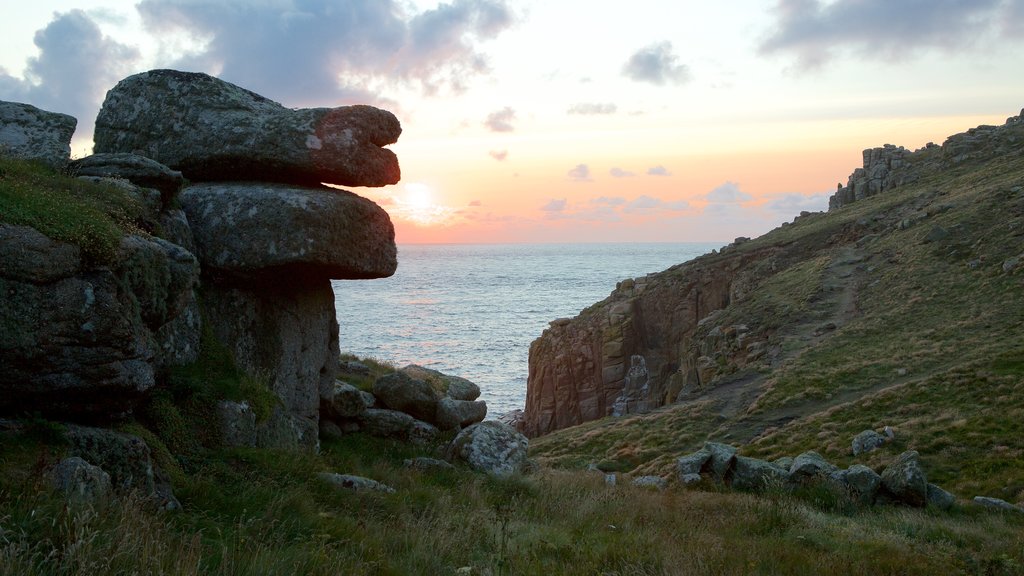 Land\'s End que inclui litoral acidentado e um pôr do sol