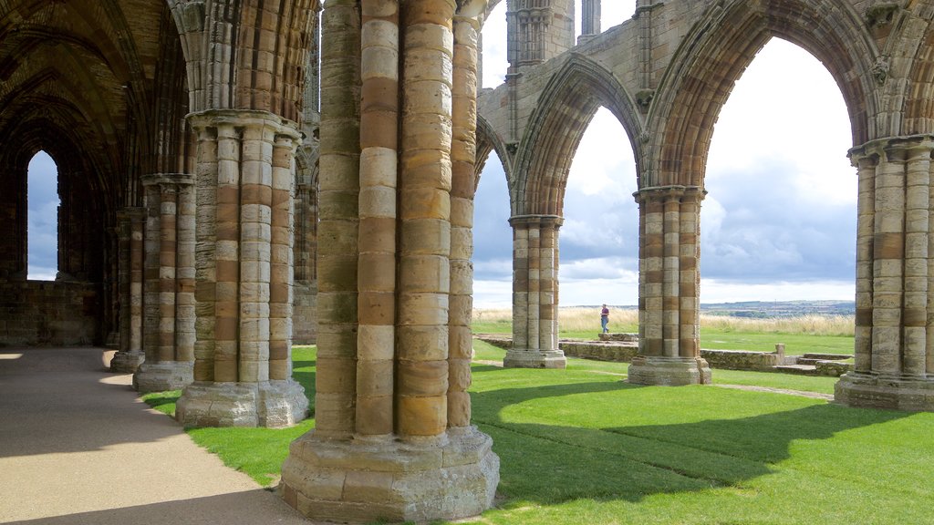 Whitby Abbey som viser historisk arkitektur og kirke eller katedral