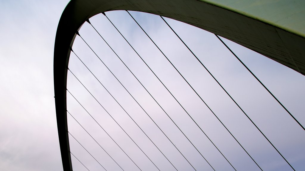 Gateshead Millennium Bridge mostrando uma ponte e arquitetura moderna