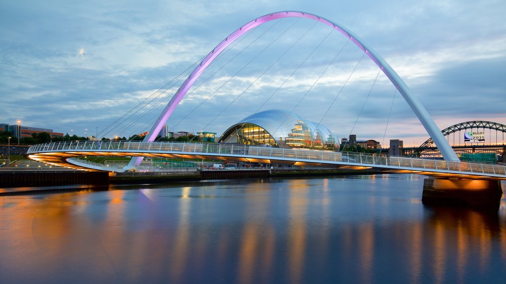 Gateshead Millenniumbrug bevat moderne architectuur, een rivier of beek en nachtleven