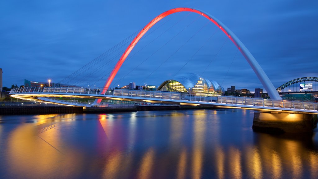 Gateshead Millennium Bridge som omfatter natteliv, en flod eller et vandløb og moderne arkitektur