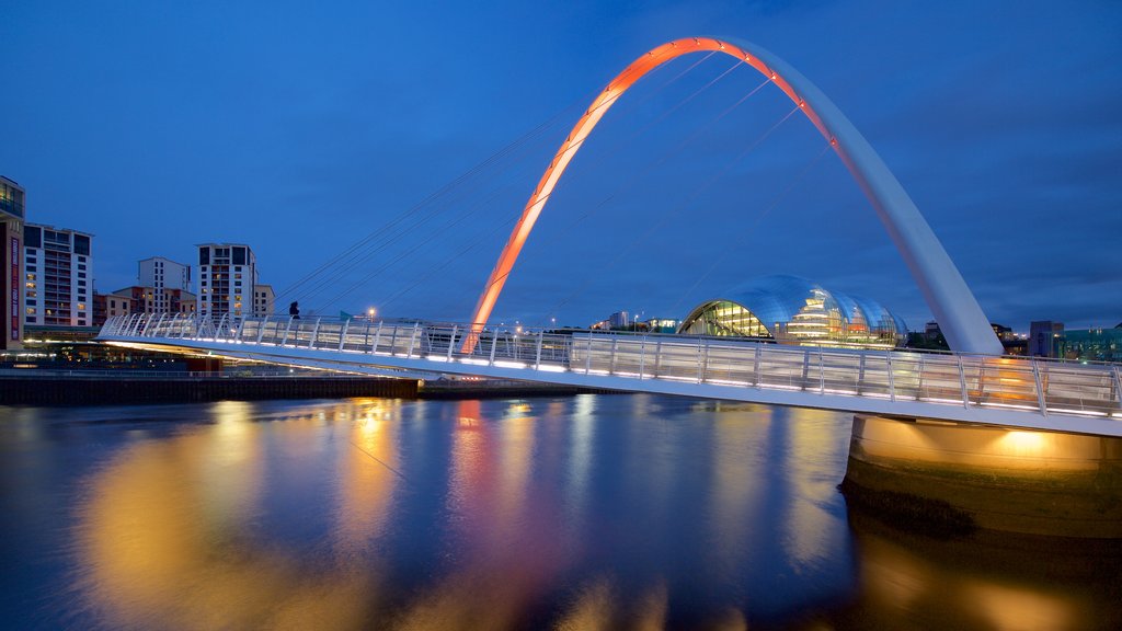 Jembatan Gateshead Millennium yang mencakup arsitektur modern, pemandangan malam dan sungai