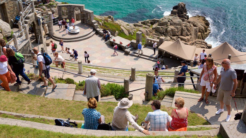 Minack Theatre que incluye costa rocosa, elementos patrimoniales y escenas de teatro