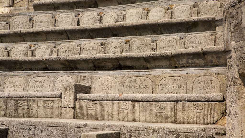 Minack Theatre ofreciendo elementos del patrimonio y escenas de teatro