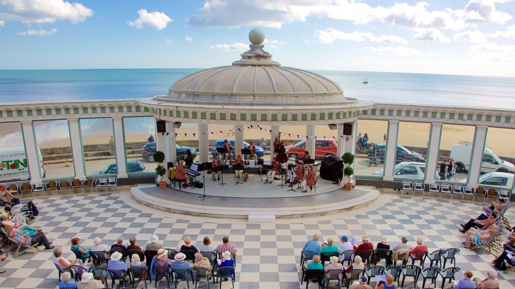 Spa de Scarborough mostrando vistas generales de la costa, arte escénica y música