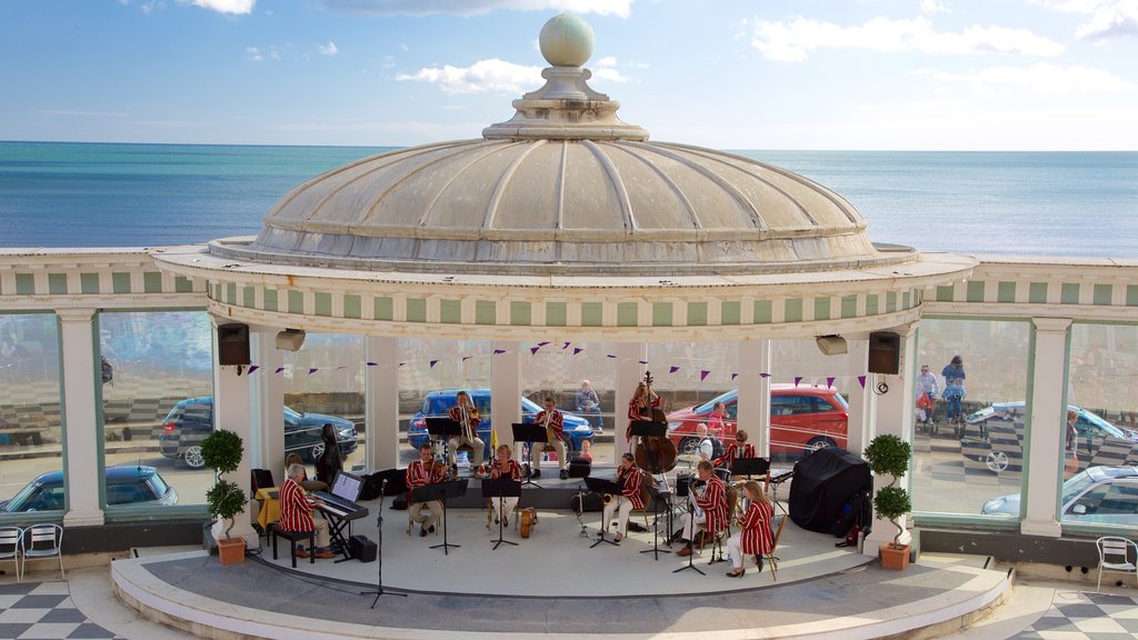 Spa de Scarborough que incluye vistas generales de la costa, escenas de teatro y arte escénica