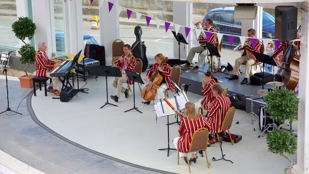 Spa de Scarborough que incluye música y arte escénica y también un gran grupo de personas