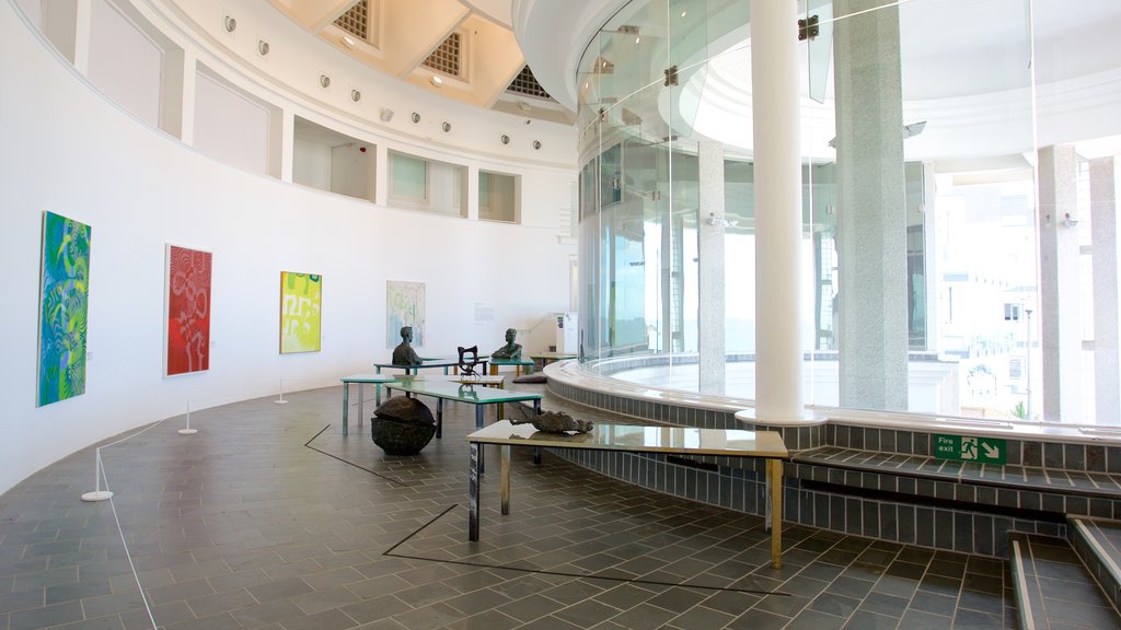 Tate St. Ives que incluye arte y vistas interiores