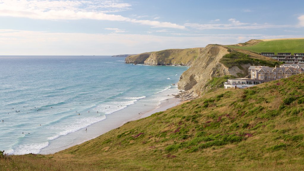 Watergate Bay joka esittää kallioinen rannikko, talo ja rauhalliset maisemat