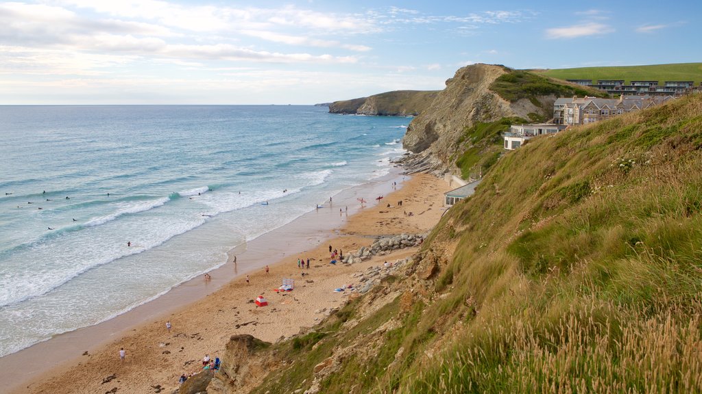 Watergate Bay mostrando litoral rochoso e uma praia