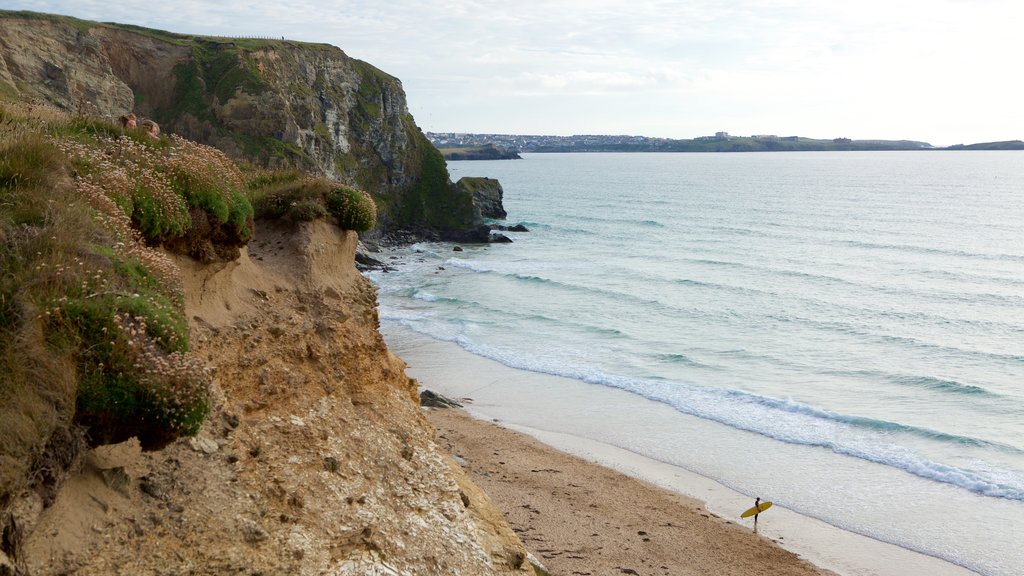 Watergate Bay caracterizando uma praia de areia e litoral acidentado