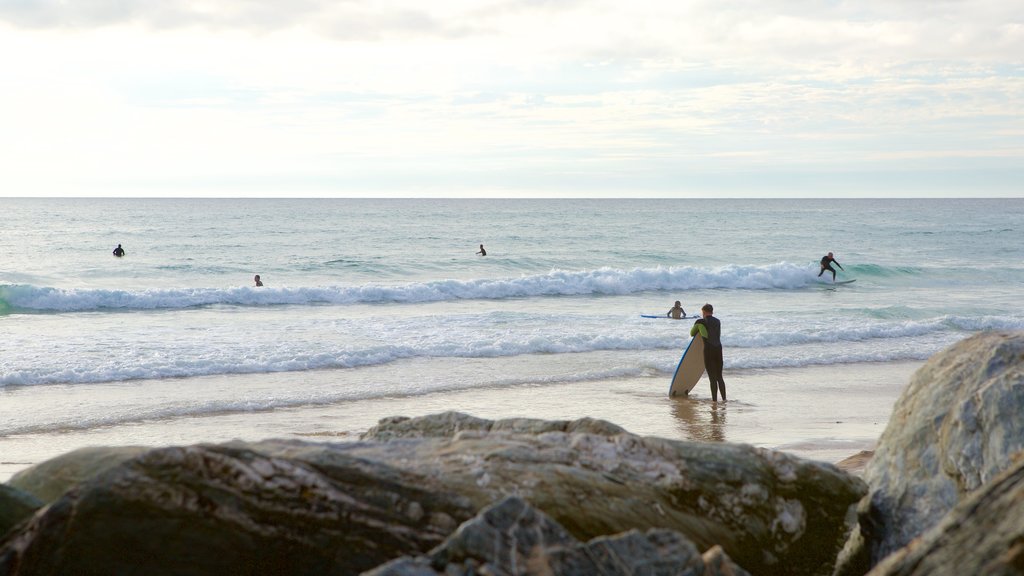 Watergate Bay showing surfing and surf