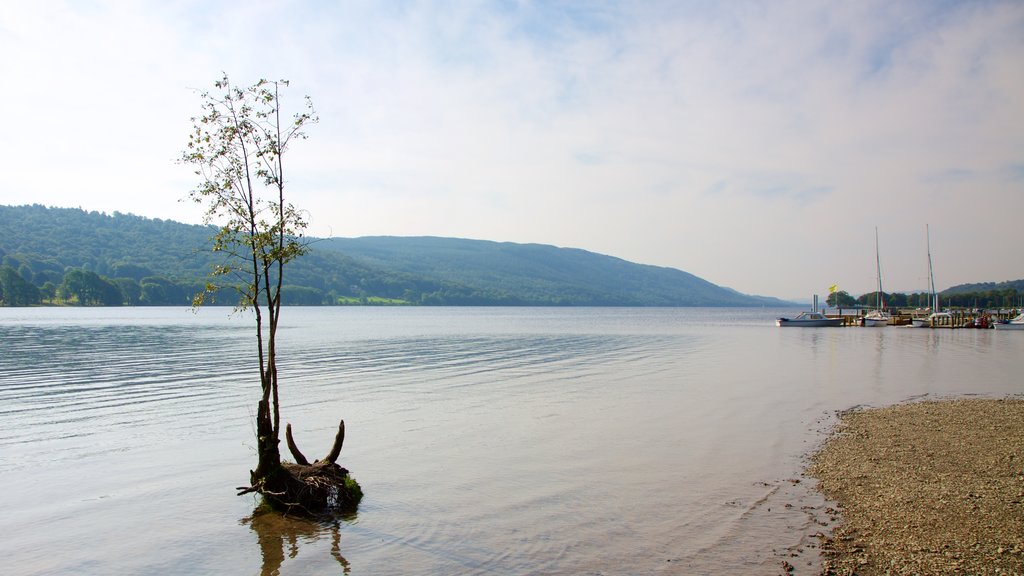 Coniston Water fasiliteter samt strand med småstein og bukt eller havn