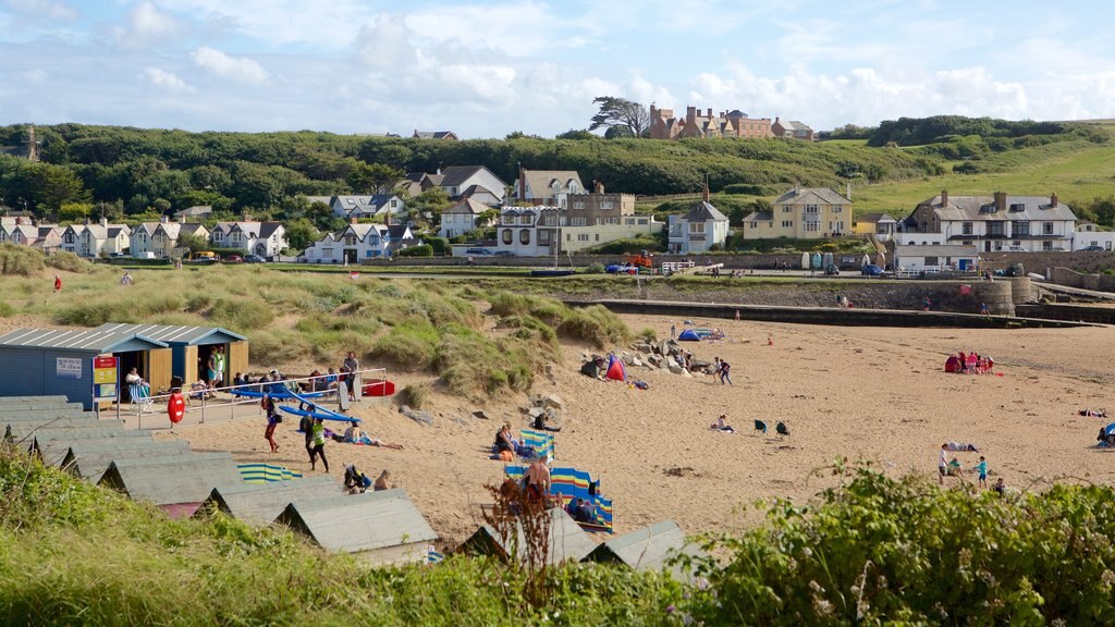 Bude Beach mostrando uma cidade litorânea e uma praia de areia