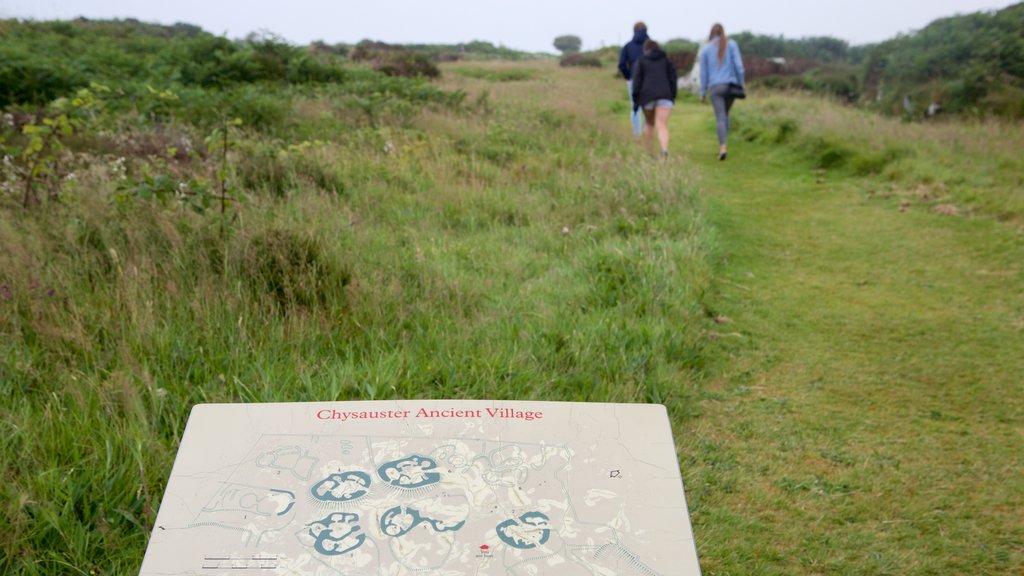 Chysauster eldgammel landsby fasiliteter samt rolig landskap og skilt