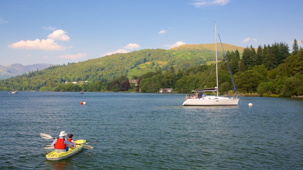 Lake District Visitor Centre at Brockhole mostrando velero, un lago o espejo de agua y kayaks o canoas