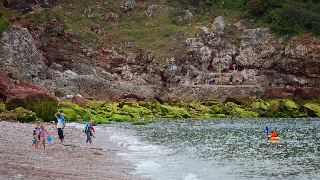 Babbacombe Beach que inclui paisagens litorâneas e uma praia de areia assim como crianças