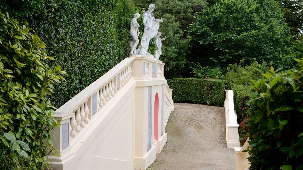 Mount Edgcumbe ofreciendo un parque, elementos patrimoniales y una estatua o escultura