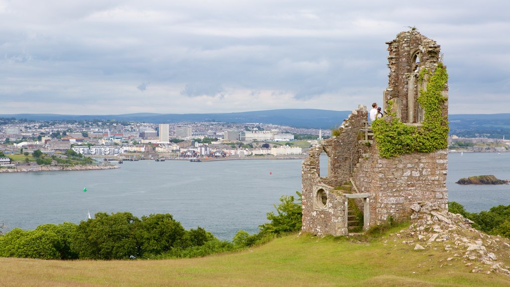 Mount Edgcumbe mettant en vedette ville, ruine et vues littorales