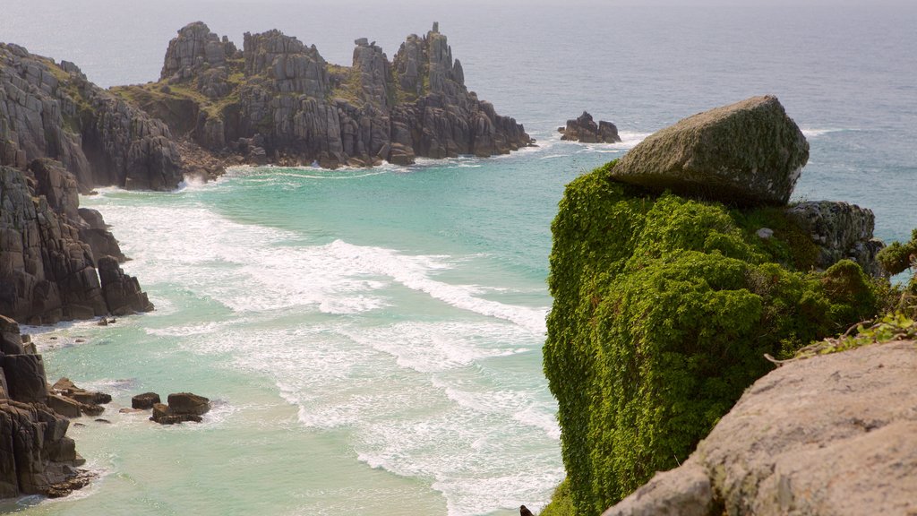 Logan\'s Rock yang mencakup pantai berpasir, tebing pantai dan pemandangan lanskap