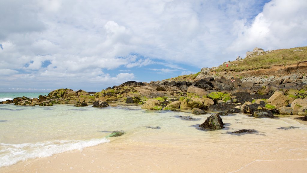 Porthmeor Beach que inclui litoral acidentado e uma praia