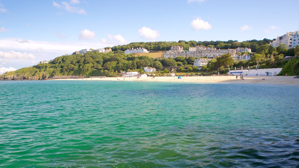 Playa de Porthminster mostrando una ciudad costera y una playa