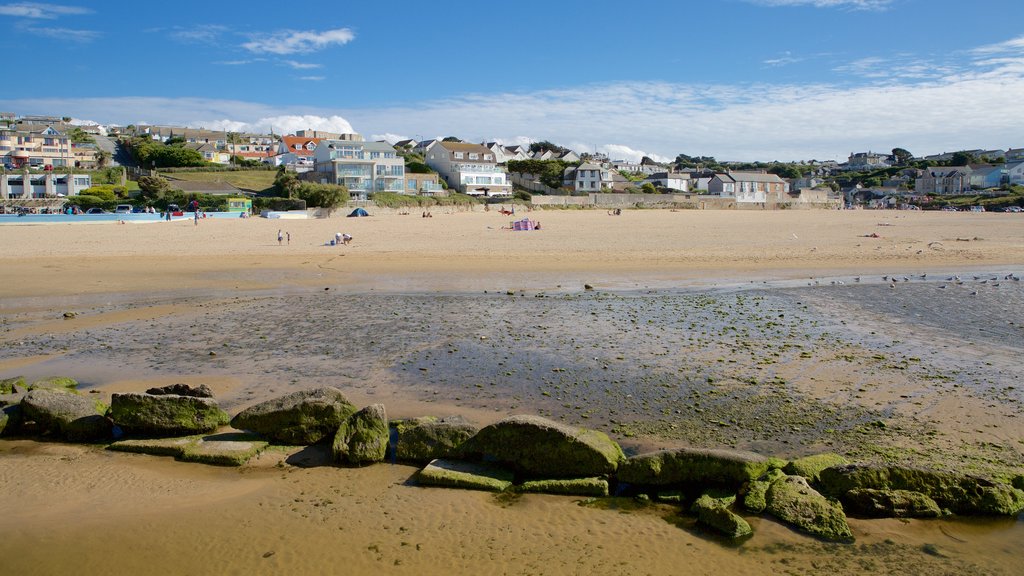 Porth Beach showing a coastal town and general coastal views