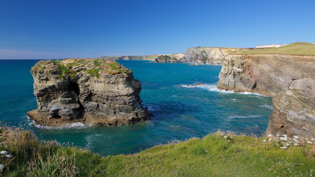 Porth Beach which includes general coastal views