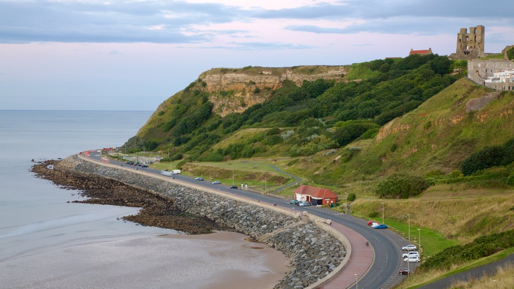 North Bay Beach som omfatter udsigt over kystområde og en kystby