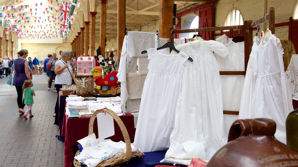 Pannier Market showing markets and interior views as well as a large group of people