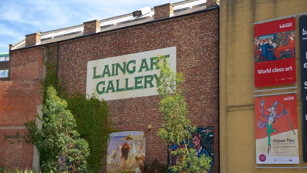 Fondos de la Laing Art Gallery que incluye señalización y arte