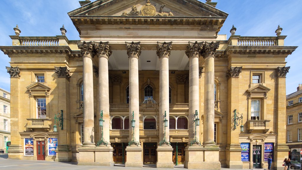 Newcastle-upon-Tyne Theatre Royal que inclui cenas de teatro e arquitetura de patrimônio