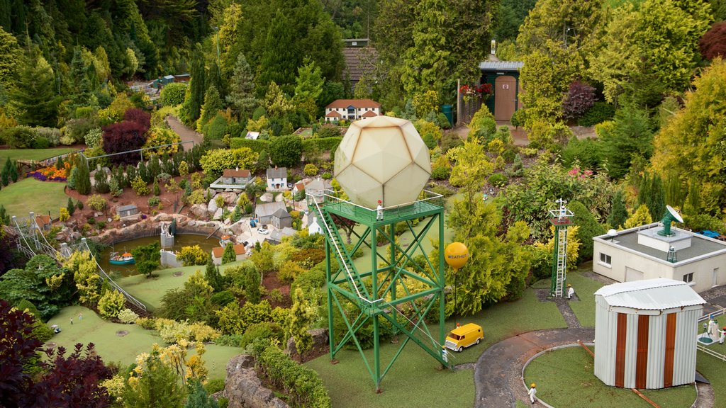 Babbacombe Model Village and Gardens ofreciendo una pequeña ciudad o aldea, arte al aire libre y un parque