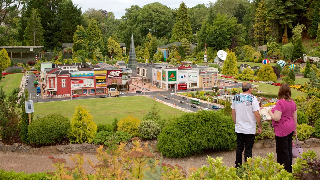 Babbacombe Model Village and Gardens ofreciendo arte al aire libre, una pequeña ciudad o aldea y jardín