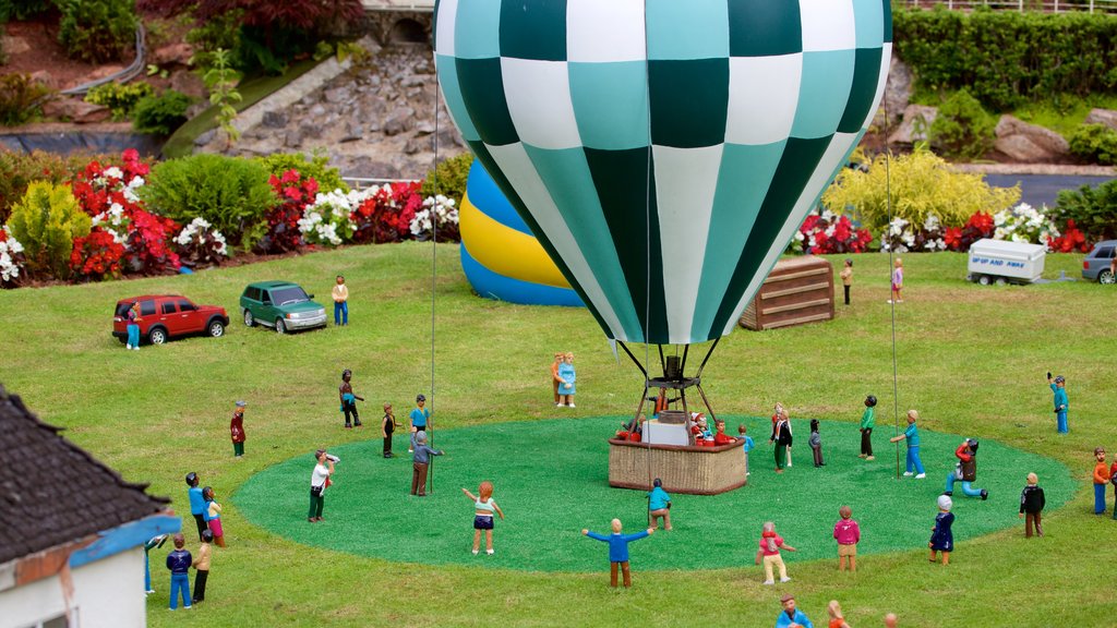 Babbacombe Model Village and Gardens que inclui um parque, uma cidade pequena ou vila e arte ao ar livre