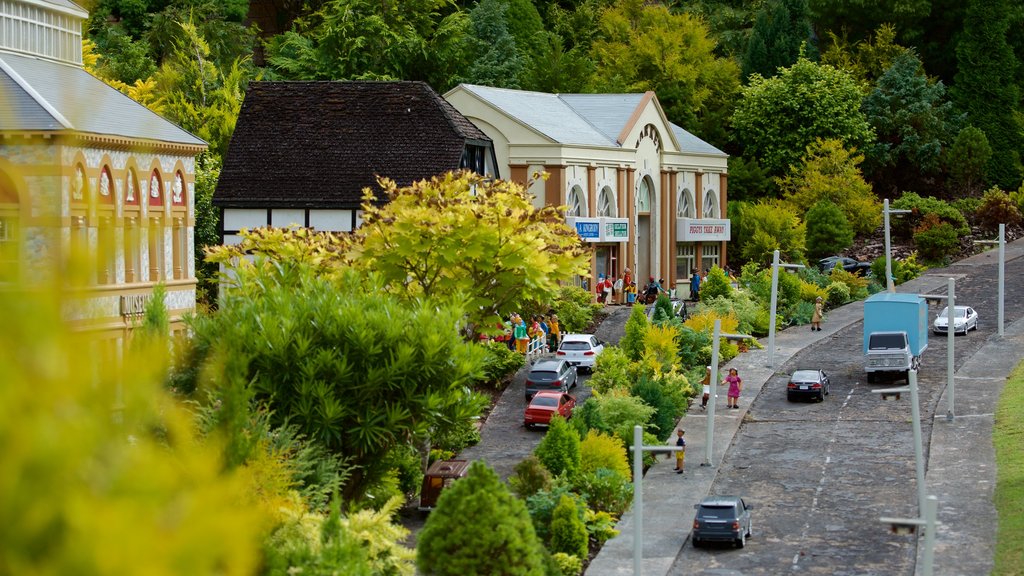 Babbacombe Model Village and Gardens mostrando un parque, arte al aire libre y una pequeña ciudad o aldea