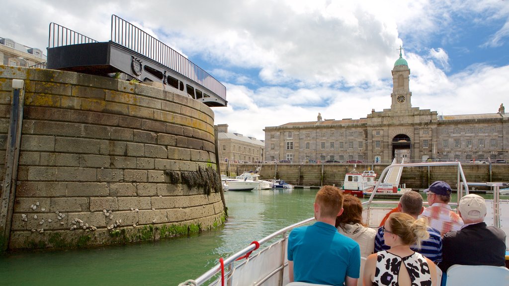 Plymouth que incluye botes, elementos patrimoniales y arquitectura patrimonial