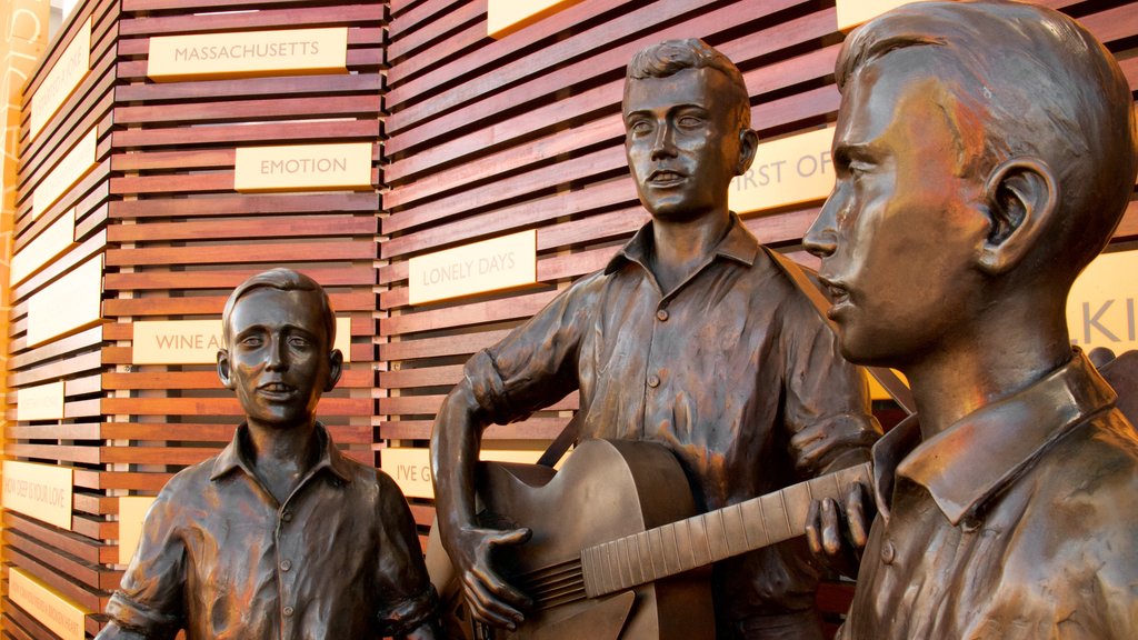 Bee Gees Way ofreciendo arte al aire libre y una estatua o escultura