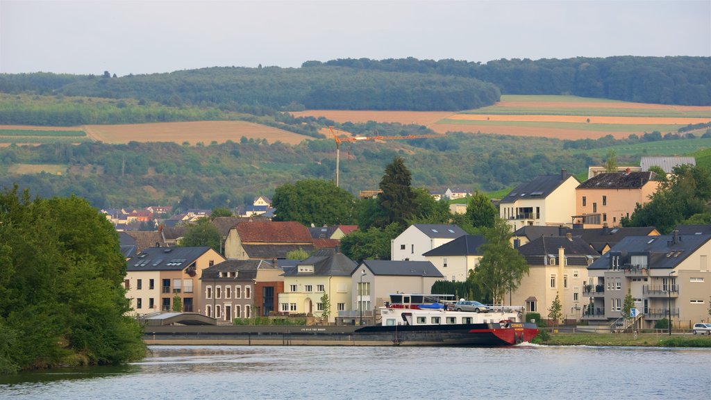 Luxemburgo que incluye un hotel o resort de lujo y un lago o abrevadero